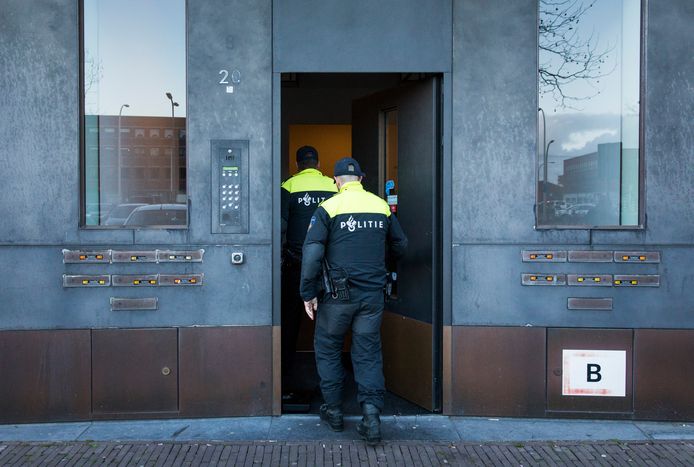 Agenten doen onderzoek in de Haagse wijk Ypenburg tijdens een grote actie tegen spookbewoning.