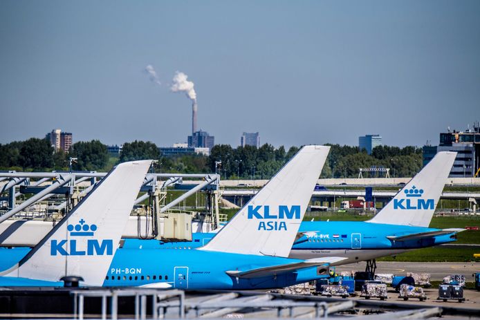 KLM-toestellen op Schiphol, de grootste Nederlandse luchthaven.