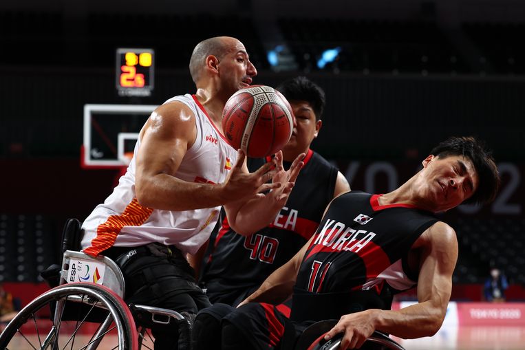 De Spaanse rolstoelbasketter Alejandro Zarzuela Beltran knalt tegen de Koreaan Kwak Jun-seong. Beeld REUTERS