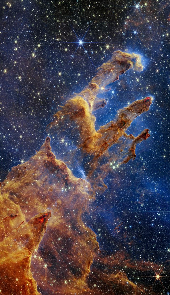 Wat je ziet op de beelden zijn dichte wolken van waterstofgas en stof in het sterrenbeeld Serpens, op zo’n 6.500 lichtjaar van de aarde. Deze zuilen van de schepping zijn slechts een klein deeltje van de Adelaarsnevel.
