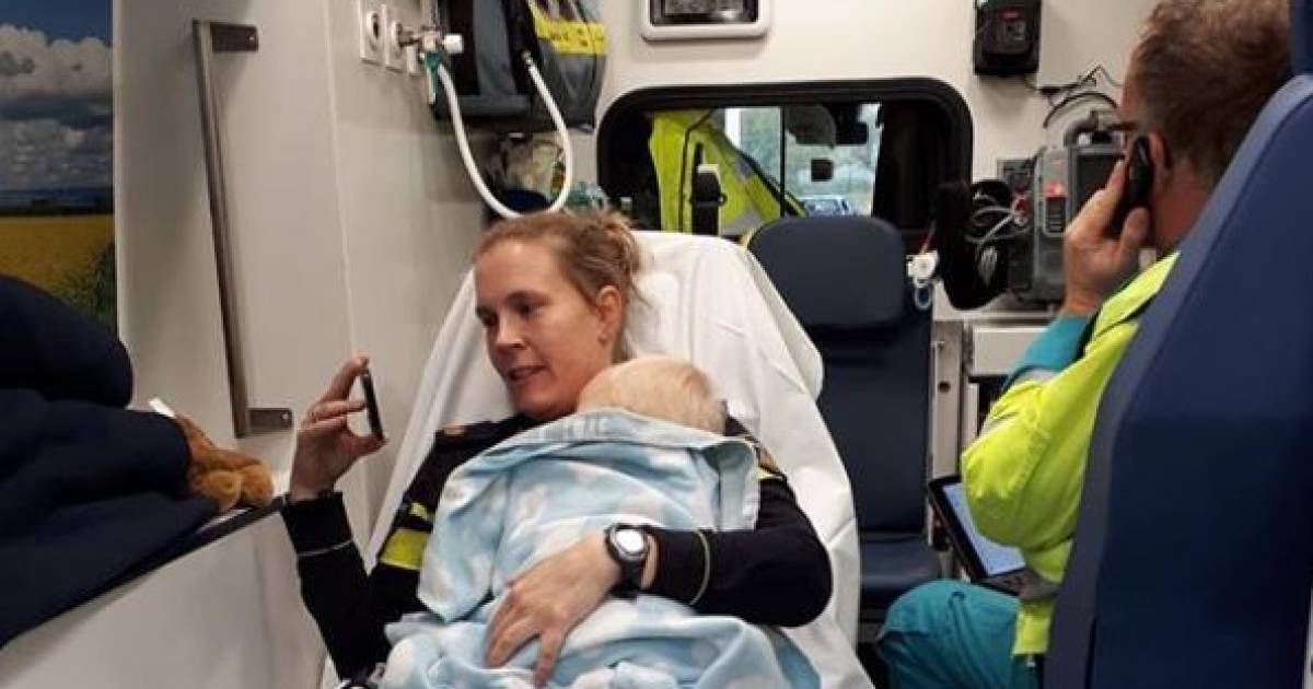 Agent neemt ontroostbare baby op schoot na ongeluk: ‘Moederinstinct’.
