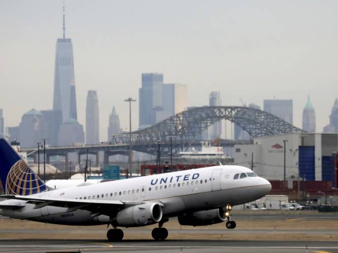 Bijna 600 werknemers van United Airlines ontslagen omdat ze coronavaccin weigerden