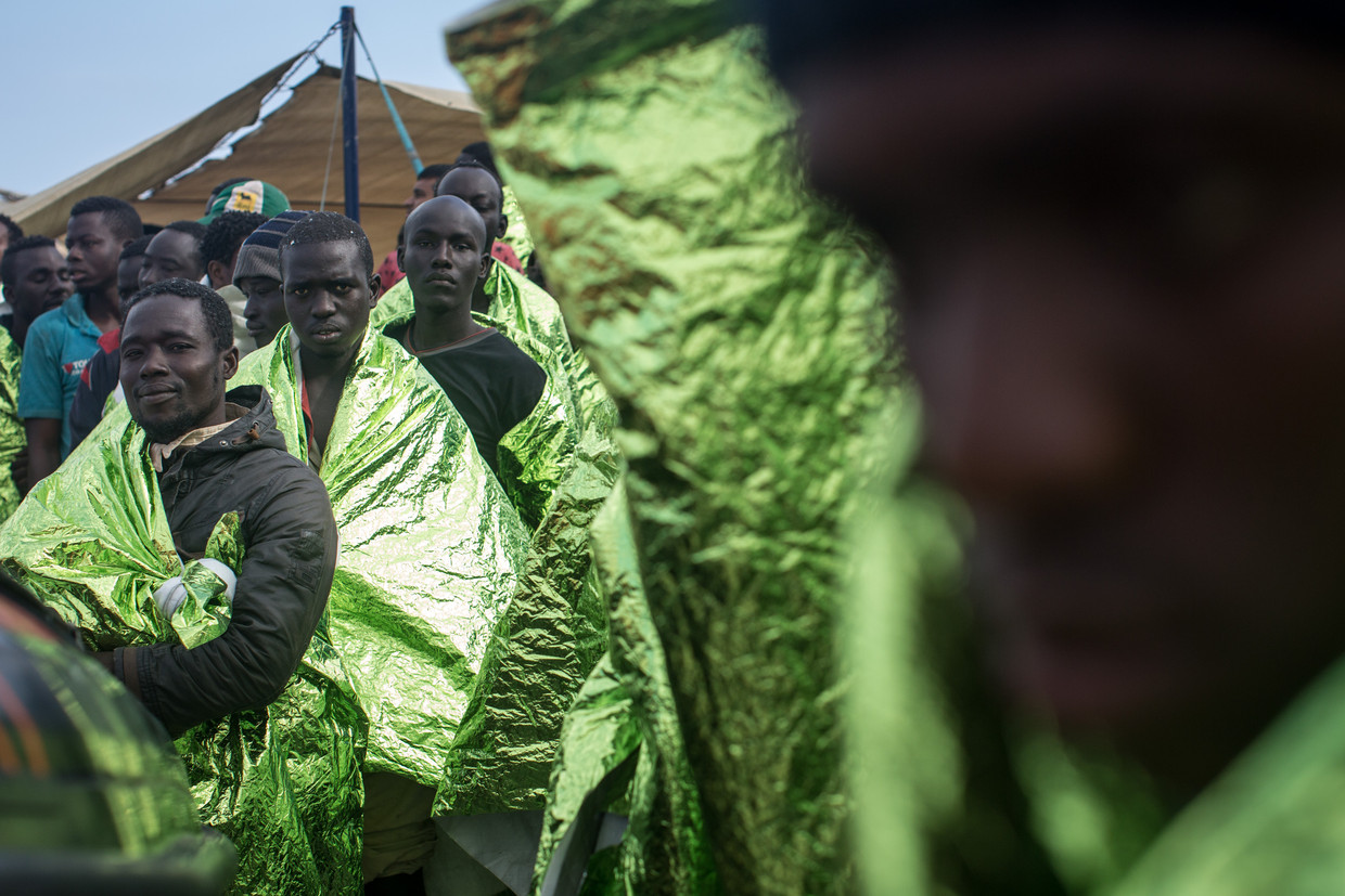 Bootvluchtelingen worden in de Italiaanse kustplaats Trapani opgevangen. Beeld Getty Images