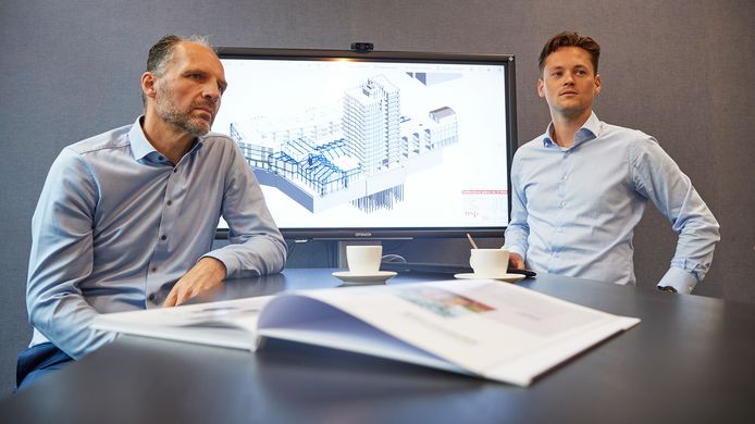 Michael van den Brink (links) en Igor Bassa zijn druk met de voorbereidingen op de bouw van het Walkwartier in Oss.