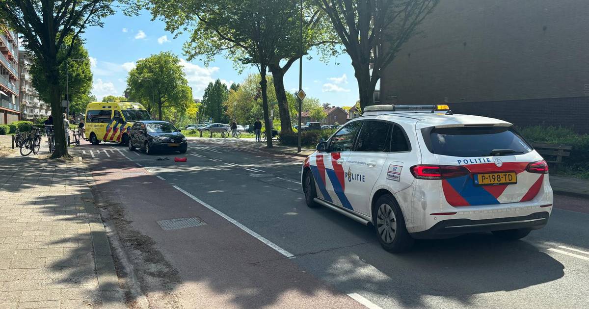 Vrouw met rollator steekt weg over en wordt aangereden door auto.