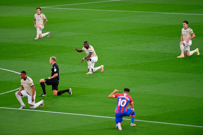 Spelers van Manchester United en Crystal Palace knielen voor het duel uit de Premier League.