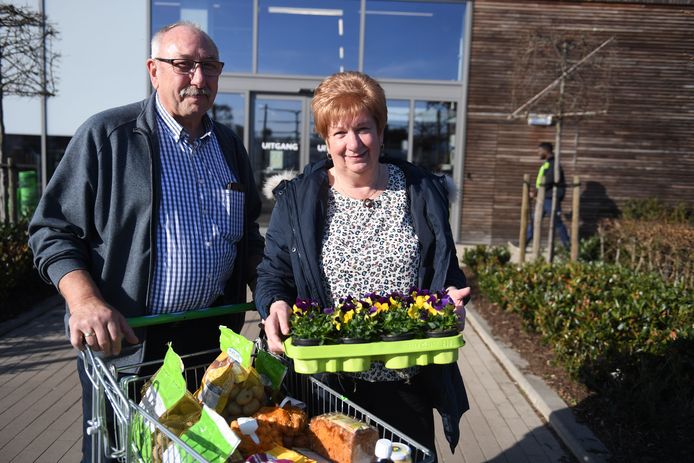 Willy Janssens en Juliette Exelmans hopen dat de coronacrisis snel voorbij is en zoeken troost in mooie viooltjes.