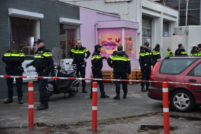 Politie-actie aan Industriekade in Breda.