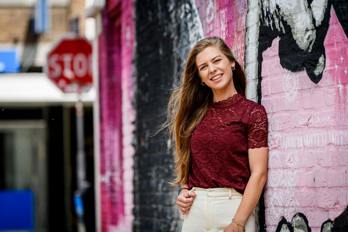 Jessie von Piekartz voor het streetartwerk ‘Powergirl’. Jongeren hebben volgens haar behoefte aan een plek waar ze zichzelf kunnen zijn, “waar ze bijvoorbeeld met muziek en sport bezig kunnen zijn, misschien ook kunnen skaten.”