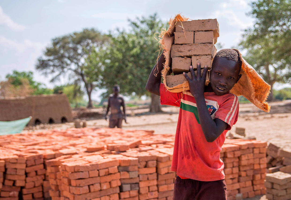 Kinderarbeid in Nyamlell, Zuid-Soedan. Volgens Unicef gaat in dit land 70 procent van de kinderen onder de achttien niet naar school. Beeld AFP