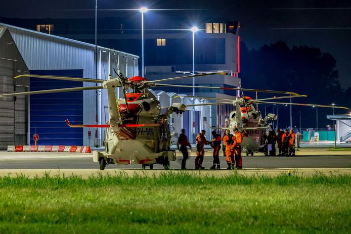 Twee helikopters van de Kustwacht die bij de reddingsoperatie op het schip Fremantle Highway zijn betrokken, staan op The Hague Airport.