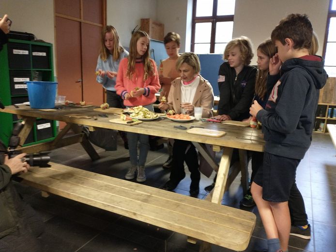Minister Hilde Crevits maakte de eerste porties fruiten groenten klaar met de leerlingen van Klimop.