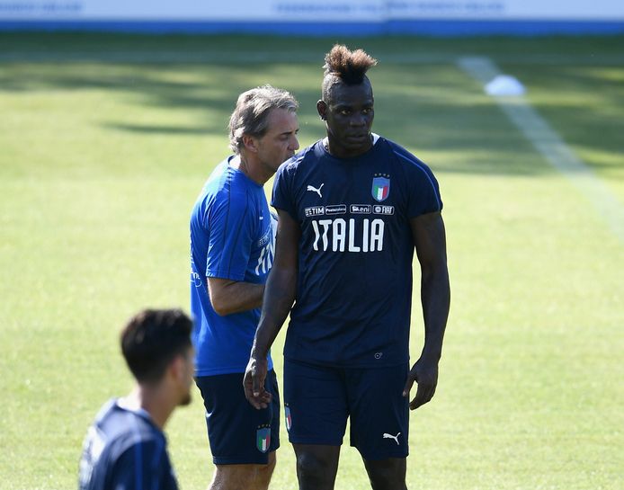 Mario Balotelli met bondscoach Roberto Mancini.