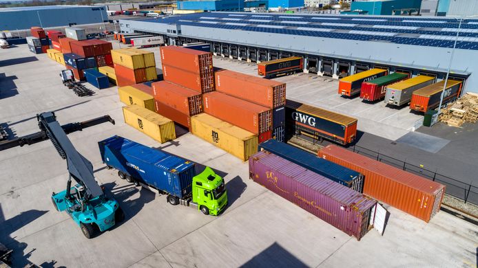 De containerterminal bij Westerman Logistics in Hasselt.