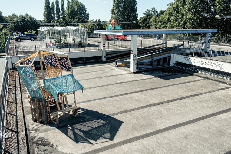 Het dak van de parkeergarage bij winkelcentrum Reigersbos in Zuidoost fungeert tijdelijk als atelier en expositieruimte. Beeld Jakob van Vliet