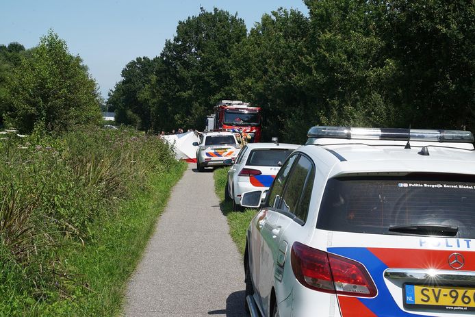 Elektrische bakfiets komt in sloot terecht op de Borkelsedijk in Bergeijk.
