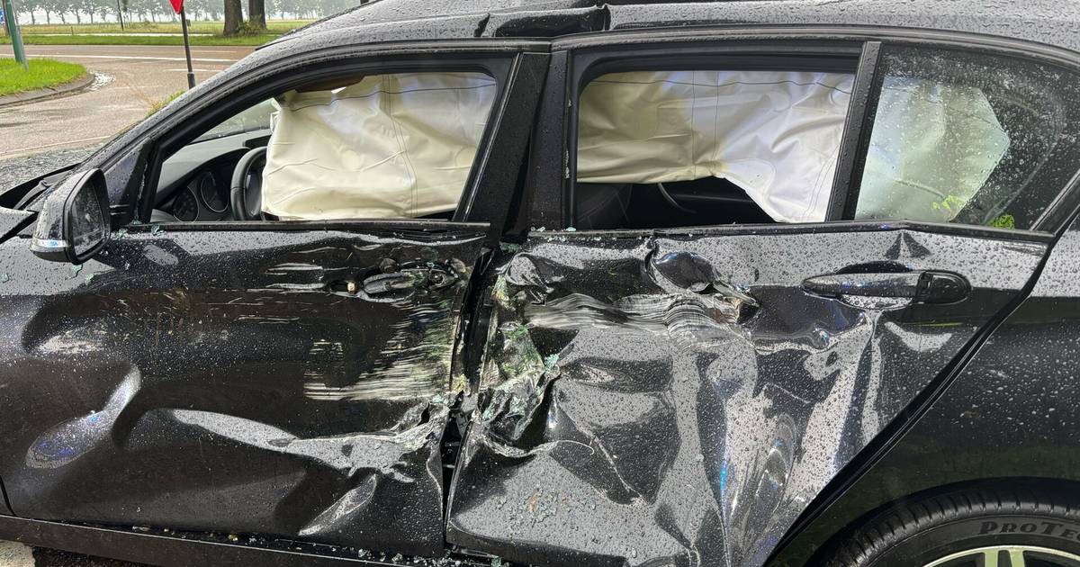 Tractor ramt zijkant van overstekende auto op N277, bestuurder gewond naar ziekenhuis