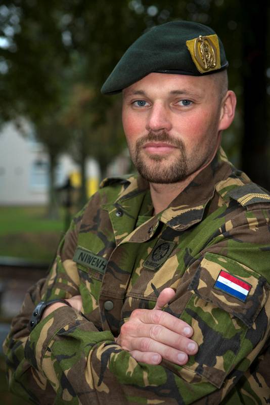 Martijn Nieuwenhuis krijgt een bijzondere onderscheiding met zijn regime. Tijdens de vredesmissie in Afghanistan redt hij het leven van een afghaan en ontsnapt zijn konvooi door zijn ingrijpen aan een hinderlaag