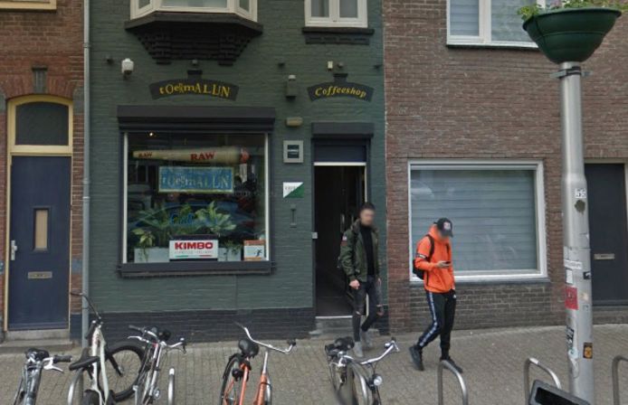 Jongeren verlaten een coffeeshop in een woonbuurt in Tilburg.