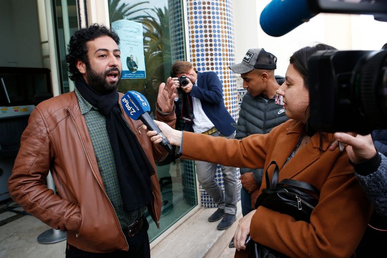 Journalist Omar Radi maart vorig jaar, buiten aan de rechtbank van Casablanca.  Beeld AP