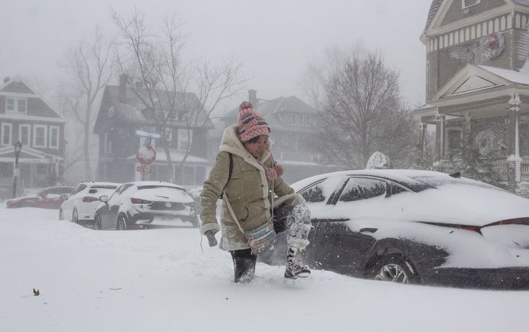 Een vrouw in Buffalo, New York, ploegt zich een weg door de sneeuw. Beeld ANP / EPA
