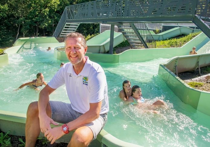 Zwembadmanager Dick Eijlander bij de wildwaterbaan van Bosbad Putten.