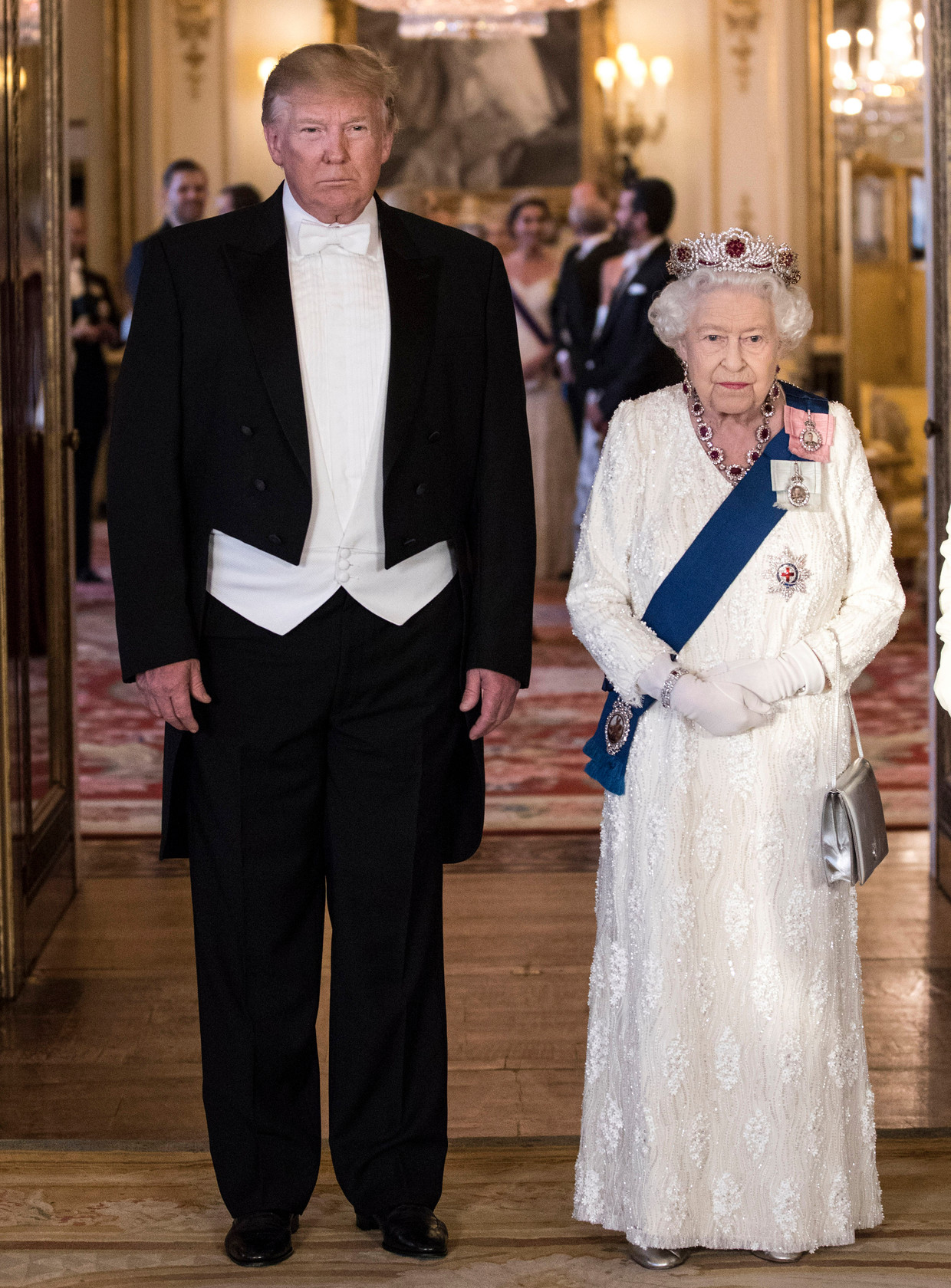 De Stijlpastoor untuk sementara teralihkan dari gaya rambut presiden karena gagasan dasi putih Donald J. Trump
