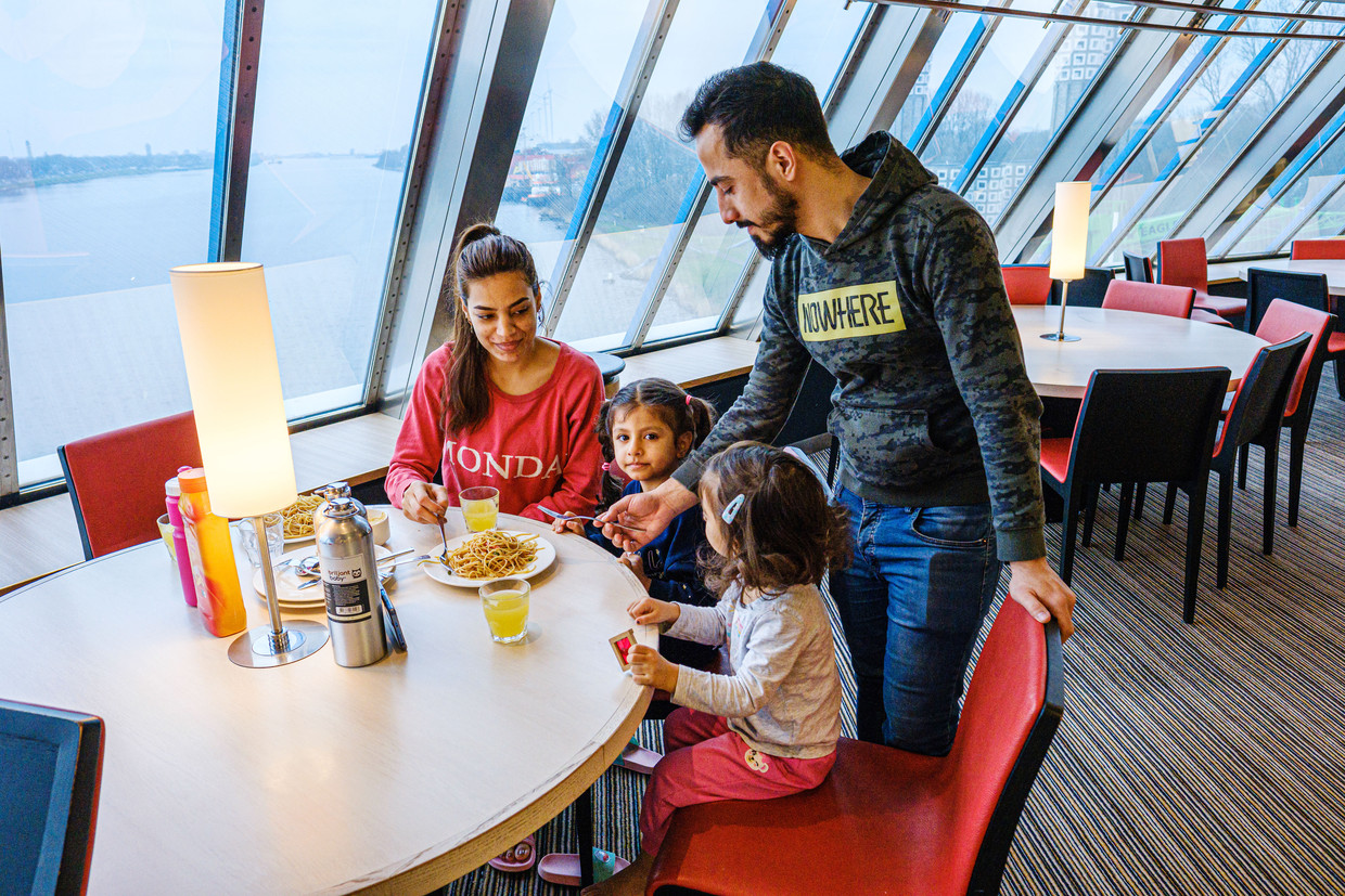 Het Syrische stel Joumana en Adlo lunchen met hun twee dochtertjes Maran (4) en Marin (2) in het restaurant op de boot. Maran gaat sinds kort naar een basisschool in de buurt.  Beeld Marlies Wessels