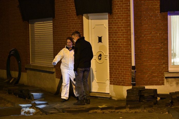 De politie onderzoekt de schoten op een woning aan de Oude Baan in Ekeren.