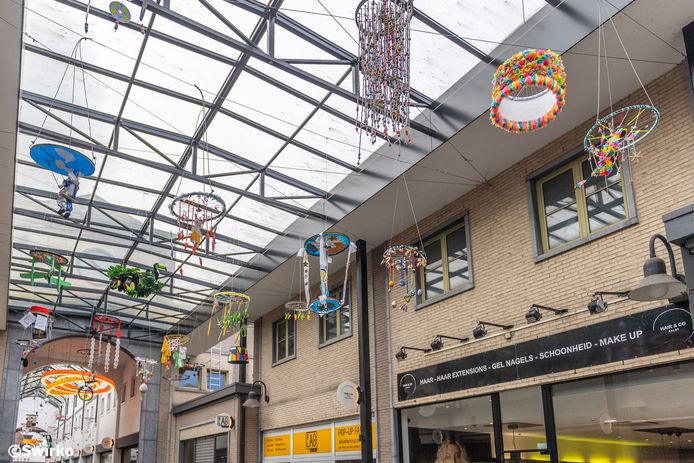 Kunstige fietswielen in Pieter Van Aelst-winkelgalerij in Aalst.