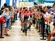 TERUGLEZEN | Wielergekte La Vuelta in Utrecht, Jumbo Visma vaart als laatste ploeg onder luid gejuich door Singel