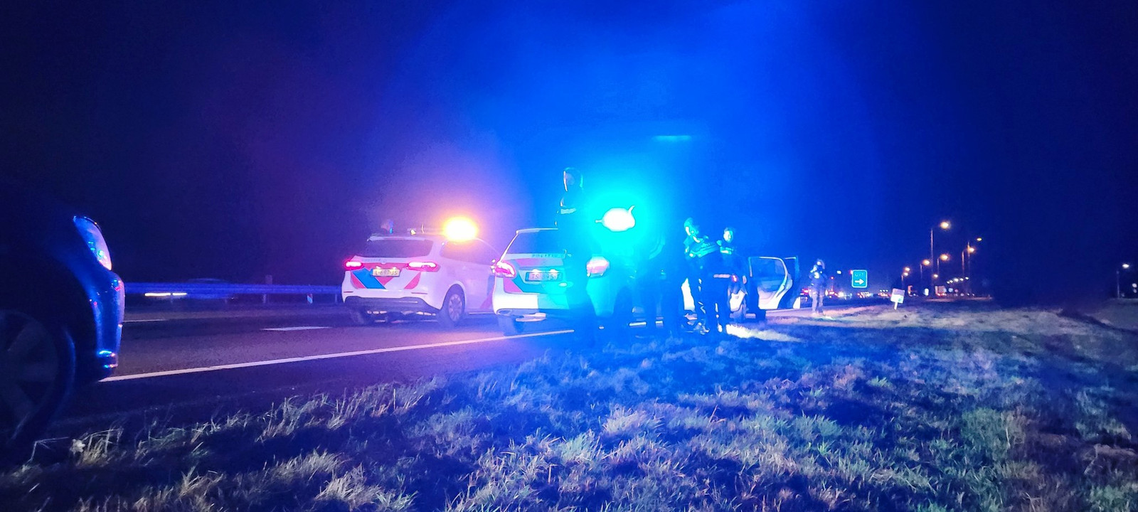 Politieagenten in Zwolle hebben vrijdag twee gestolen auto's onderschept. Bij één van de twee voertuigen werden vier personen uit regio Rotterdam aangehouden.