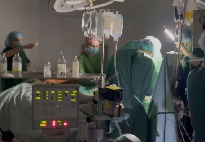 De chirurgen gebruiken hoofdlampjes op batterijen en lichten bij met hun smartphone om de operatie succesvol af te ronden.