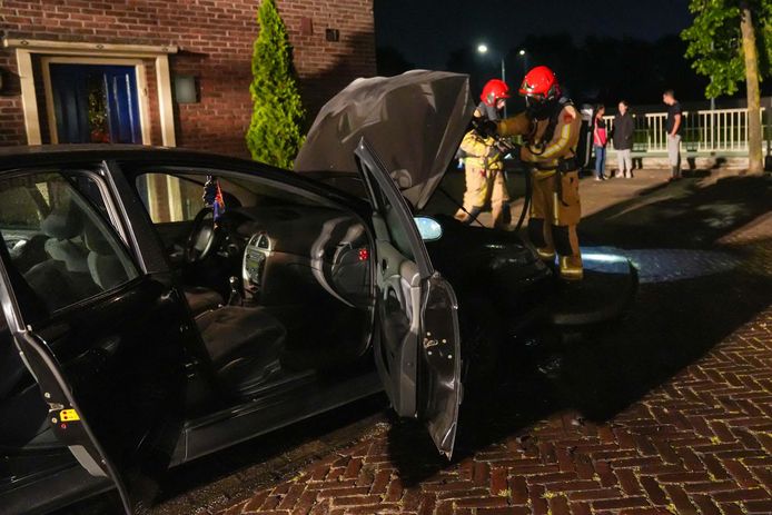Een auto is door een brand aan de Van Galenstraat in Helmond zwaar beschadigd geraakt. De wagen kan door de schade niet meer de weg op.