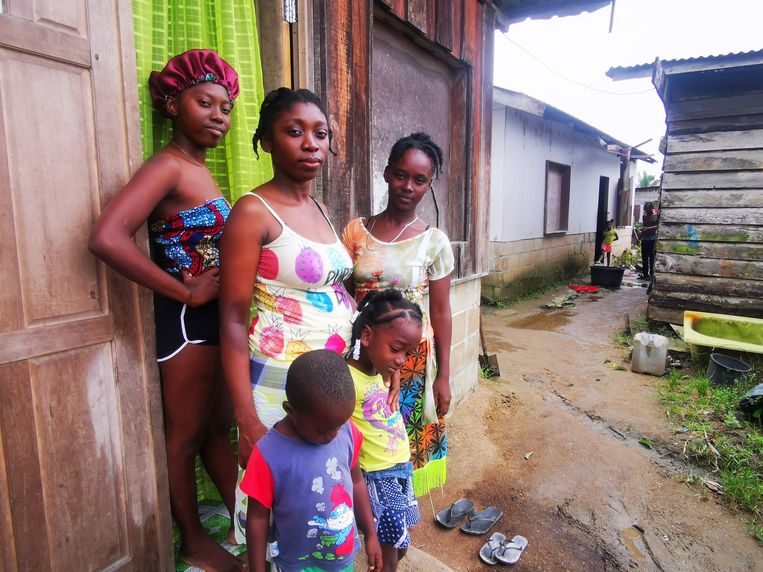  Redestha Vinisi (midden) en Vanity Asodanoe (recht) met kinderen. Beeld Iwan Brave
