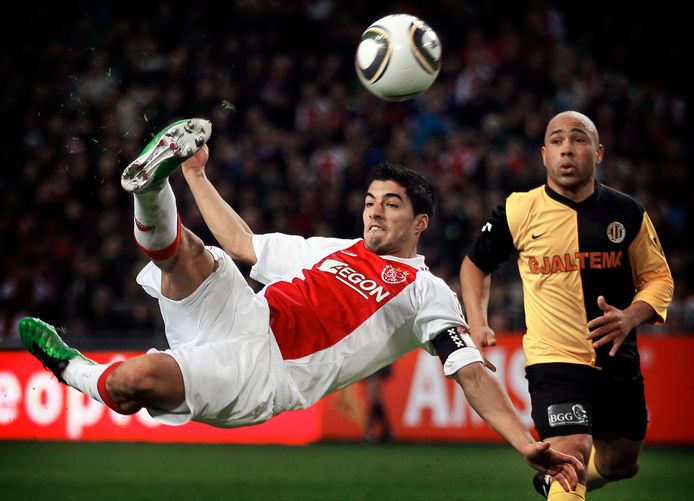 Luis Suárez als aanvoerder van Ajax in een duel met Veendam. Op de achtergrond: Angelo Cijntje.