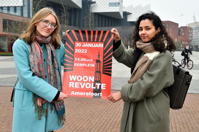 Emma Vogt (links) en Shanice Menting (rechts) zijn initiatiefnemers van Woonrevolte. Ze staan op het Eemplein waar komende zondag een groot woonprotest gehouden wordt.