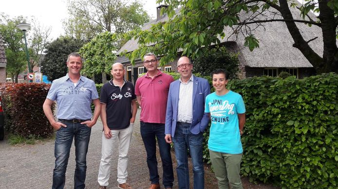 Wielercomité Westerhoven: vlnr Eric van der Zanden, Marcel Das, Jeff van Tongeren, Frank Claas en veldrijdster Maud Kaptheijns.