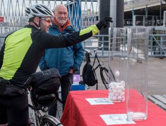 PVDA protesteert tegen minder dienstverlening veerboot met pingpongballen: “Het gepingpong tussen Vlaanderen en stadsbestuur mag stoppen”
