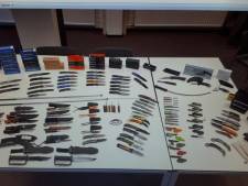 Politie vindt in Groenlo meer dan honderd wapens, die verkocht werden via internet