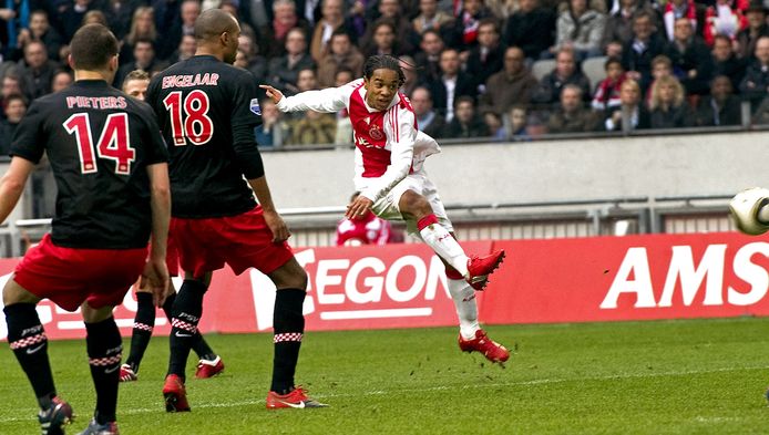 Het Ajax van Urby Emanuelson bekroonde in 2011 een knappe inhaalrace met de landstitel.