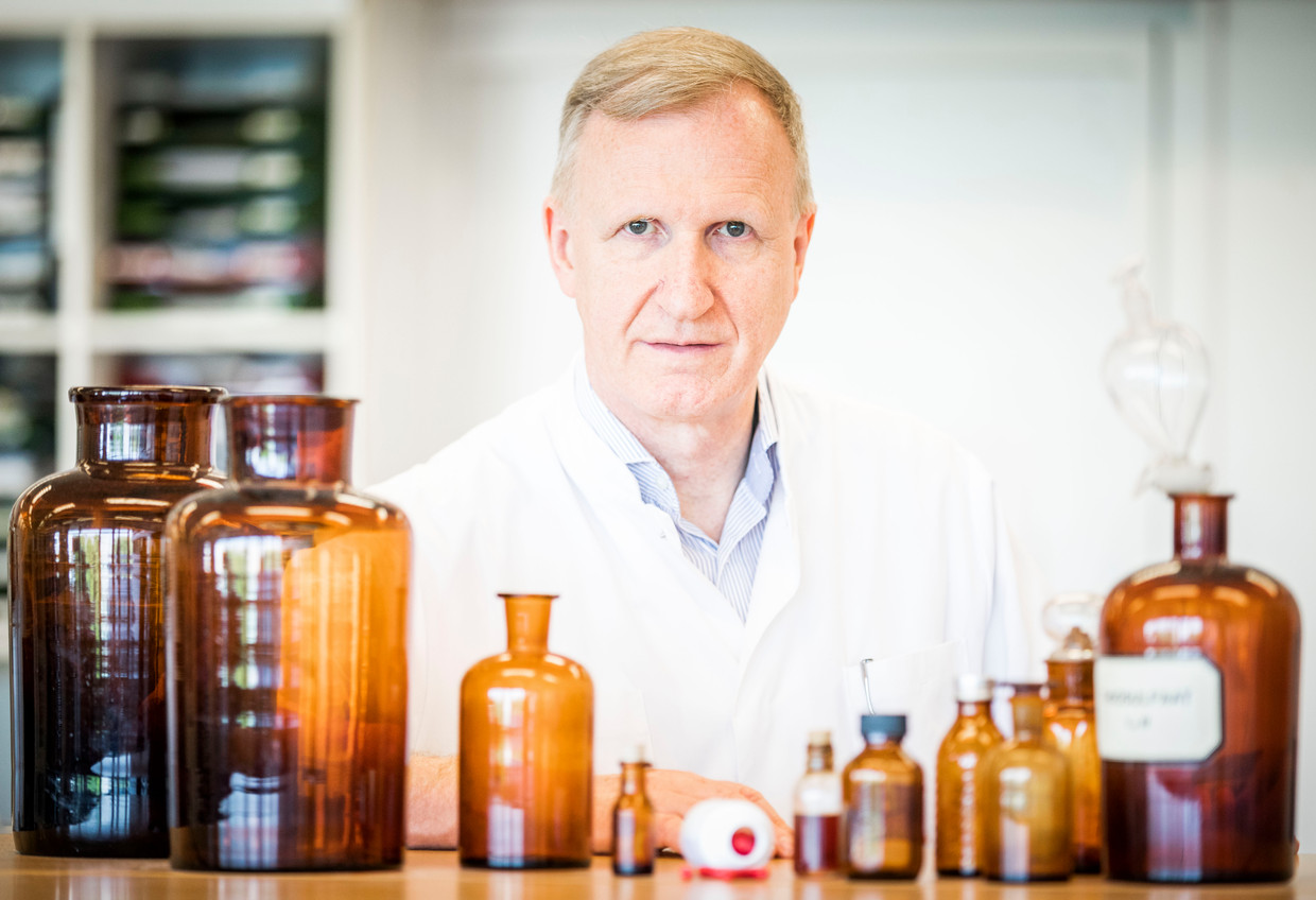 Jos Beijnen, ziekenhuisapotheker bij het Antoni van Leeuwenhoek, met zijn medicijn.  De apotheker maakt zelf de capsules. Kosten: 1.500 euro per patiënt per jaar, waar farmaceut Merck bijna 70 keer zoveel verlangt.