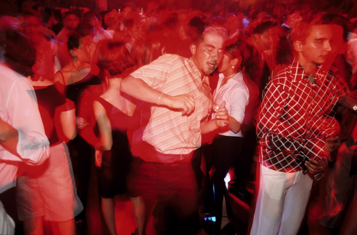 Corona of niet, om 1 uur ‘s nachts is het maar beter gedaan met dansen, zo bepaalt president Erdogan.  Beeld ullstein bild via Getty Images