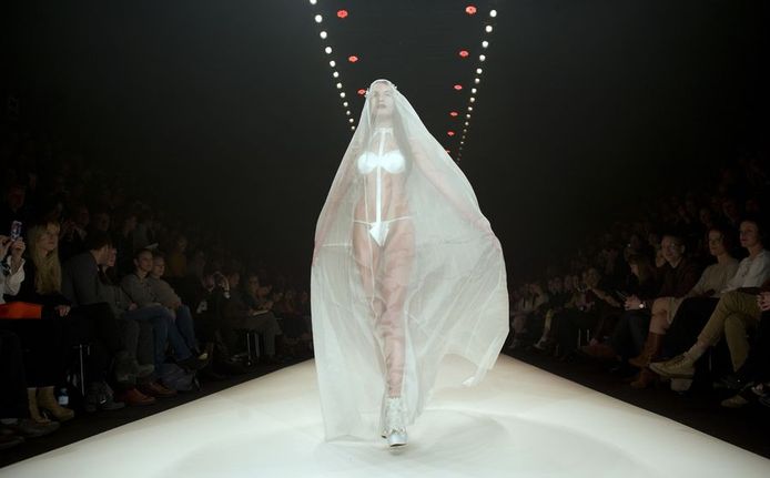 String sous la robe hotsell