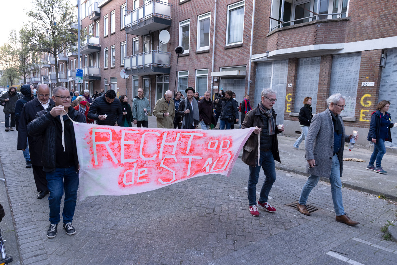 Bewoners Tweebosbuurt protesteren en houden minuut stilte ...