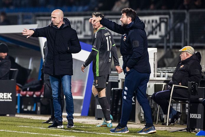 Willem II-trainer Reinier Robbemond en zijn assistent Peter van den Berg geven aanwijziging in de slotfase van de uitwedstrijd bij Heracles.