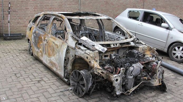 De uitgebrande auto van de verdachten.