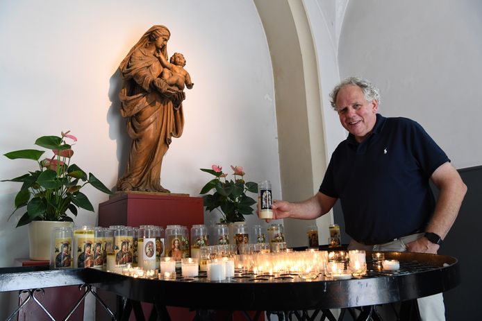 Jos van Bussel in de kapel van Hilvarenbeek.