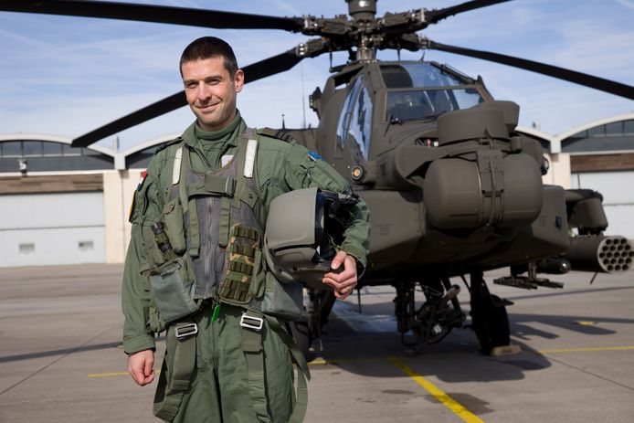 Vliegbasis Gilze-Rijen. 
Portret van Apache-gevechtshelikopter piloot Jean-Paul met zijn toestel.
De helikopters zijn helemaal vernieuwd , Apache
foto:Arie Kievit