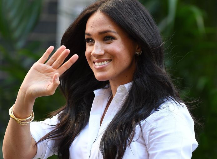 Meghan Markle tijdens de lancering van haar nieuwe kledinglijn, in samenwerking met Smart Works.